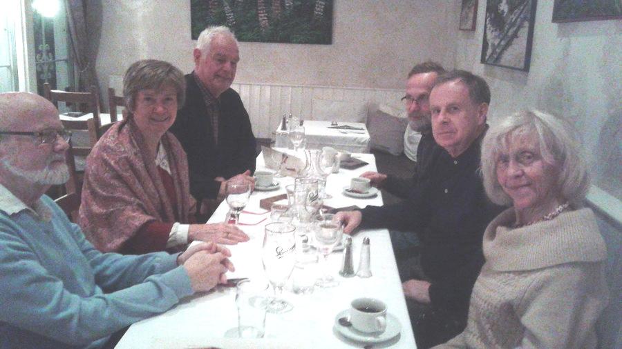 Erland, KåJi och maken Åke, Elsie, Conny och Ingalill gick till Jesses Krog några timmar före föreställningen och där åt vi middag tillsammans.