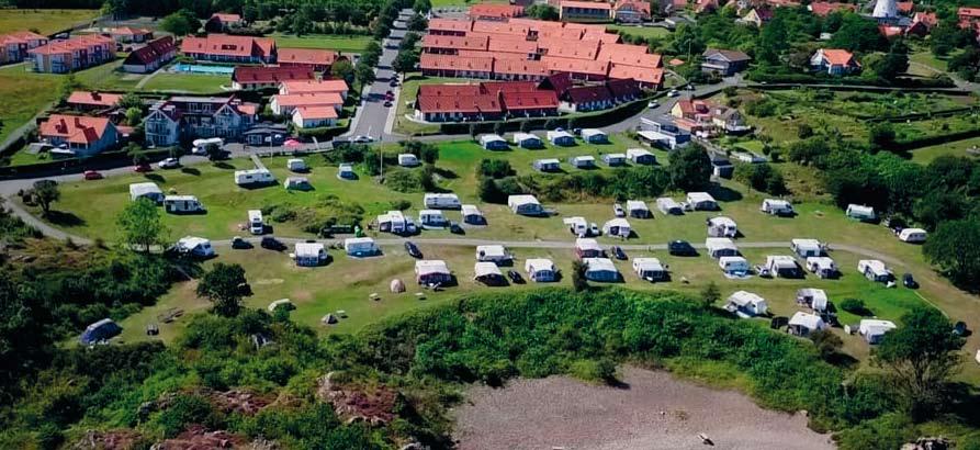 Havsutsikt från störra delen av campingen. Gemensamt kök och nytt samlingsrum med utsikt till Christiansø.