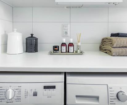 Tvätt och tork I badrummet finns kombimaskin alternativt separat tvättmaskin och torktumlare.