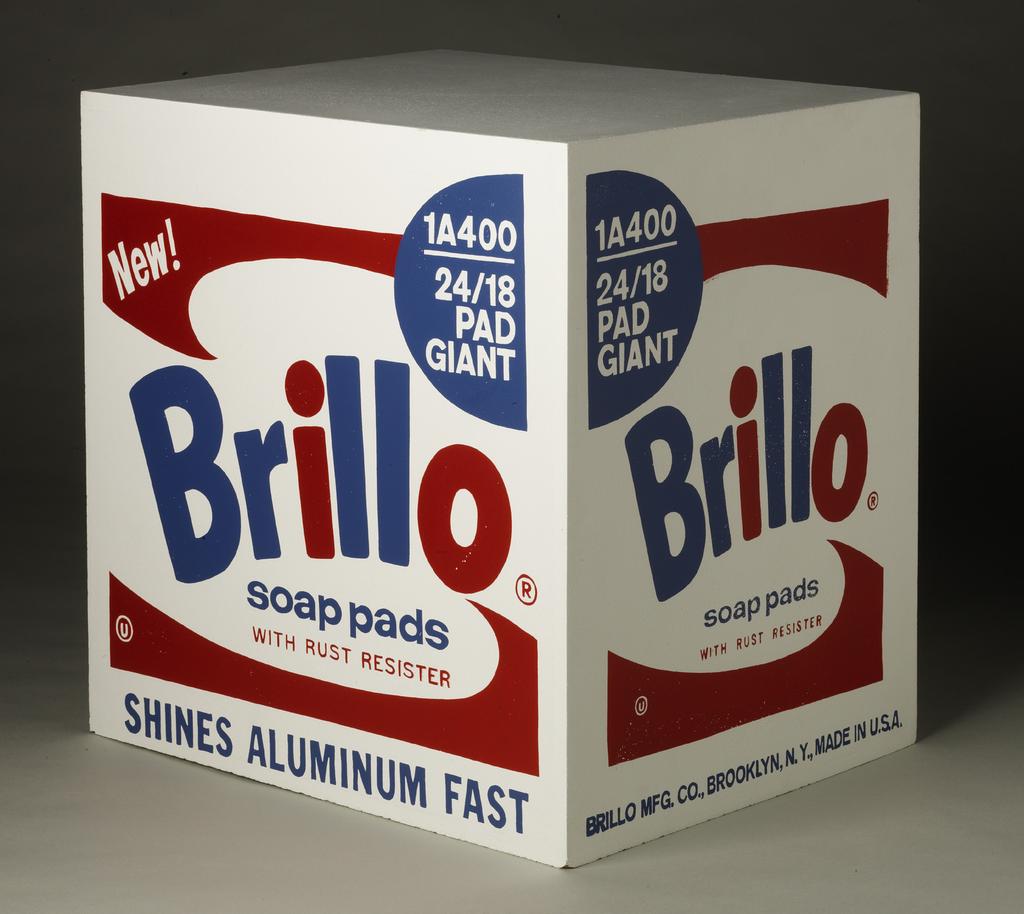 9 BRILLO: ÄR DET KONST? 1964: Andy Warhol signerar sina första Brillo Box (Soap Pads). Boxarna är gjorda med silkscreen på plywood.