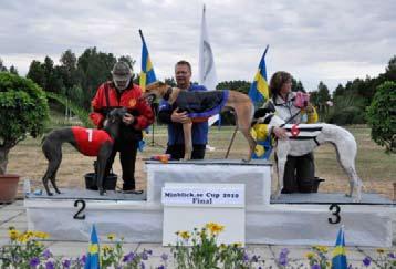Fredagen den 23/7. Mälar Cup, fr. v. tvåa Tala, Elisabeth Johansson, 20.14, vinnaren Mr Challenger, K Nilsson, NHS, 19.89, trea Ragtime, Per Norgren, GHS, 20.19 Fredagen den 23/7. Pro Plan Cup, fr. v. tvåa Fabs Jolanta, SkHK, 30.