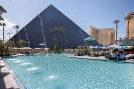 byggt som en stor svart pyramid. Hotellet ligger på Las Vegas Strip, nära till shopping, uteliv och underhållning.