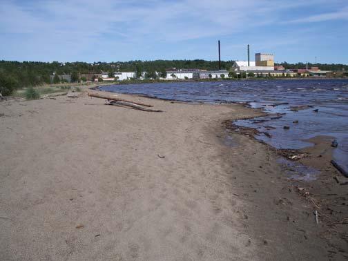 Sandstranden på Kråkholmen Badstranden på Kråkholmen På Kråkholmens södra sida finns en sandstrand med långgrunt vatten utanför.