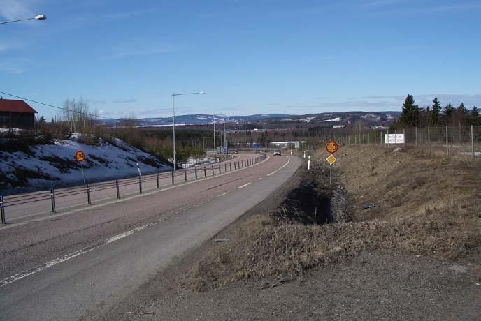 Där emellan syns Skönviksberget och Timrås industrier och tätortsbebyggelse, norra Alnön och Södra stadsberget i Sundsvall.