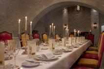Restaurangen har en varm och välkomnande atmosfär med trevlig personal som ger dig personlig service och serverar fantastisk god gourmet mat.
