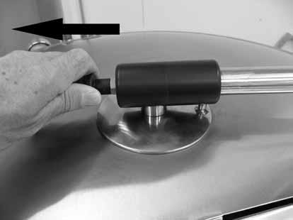 Bruksanvisning Lockdelarnas användning Locket består av följande delar: lockets basdel, påfyllningsöppningens skyddsgrind och skyddslock.