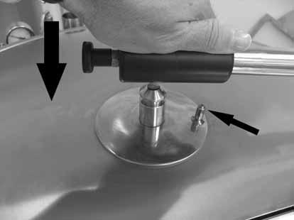 Bruksanvisning Montering av locket 1. Sätt lockets basdel på grytan och sänk ned lockhandtaget så att styrkonorna möter handtagets hål.