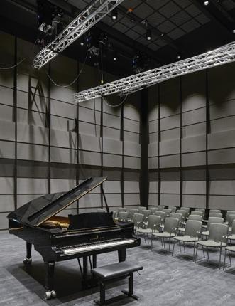 Salen har fasta gradänger, en fast scen i ena änden och en orgel i den andra. Den kan möbleras i två riktningar och rymmer runt 100 personer. Kungasalen.