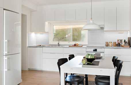 tort, modernt IKEA METOD-kök på ena sidan, med induktionshäll och varmluftsugn. Loungehäng på andra.