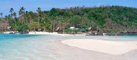 Dagliga båtturer från Ko Chang. Vid lågvatten kan du paddla eller gå till Koh Maak. Det pågår i skrivande stund byggande av en resort men ännu är inget klart.