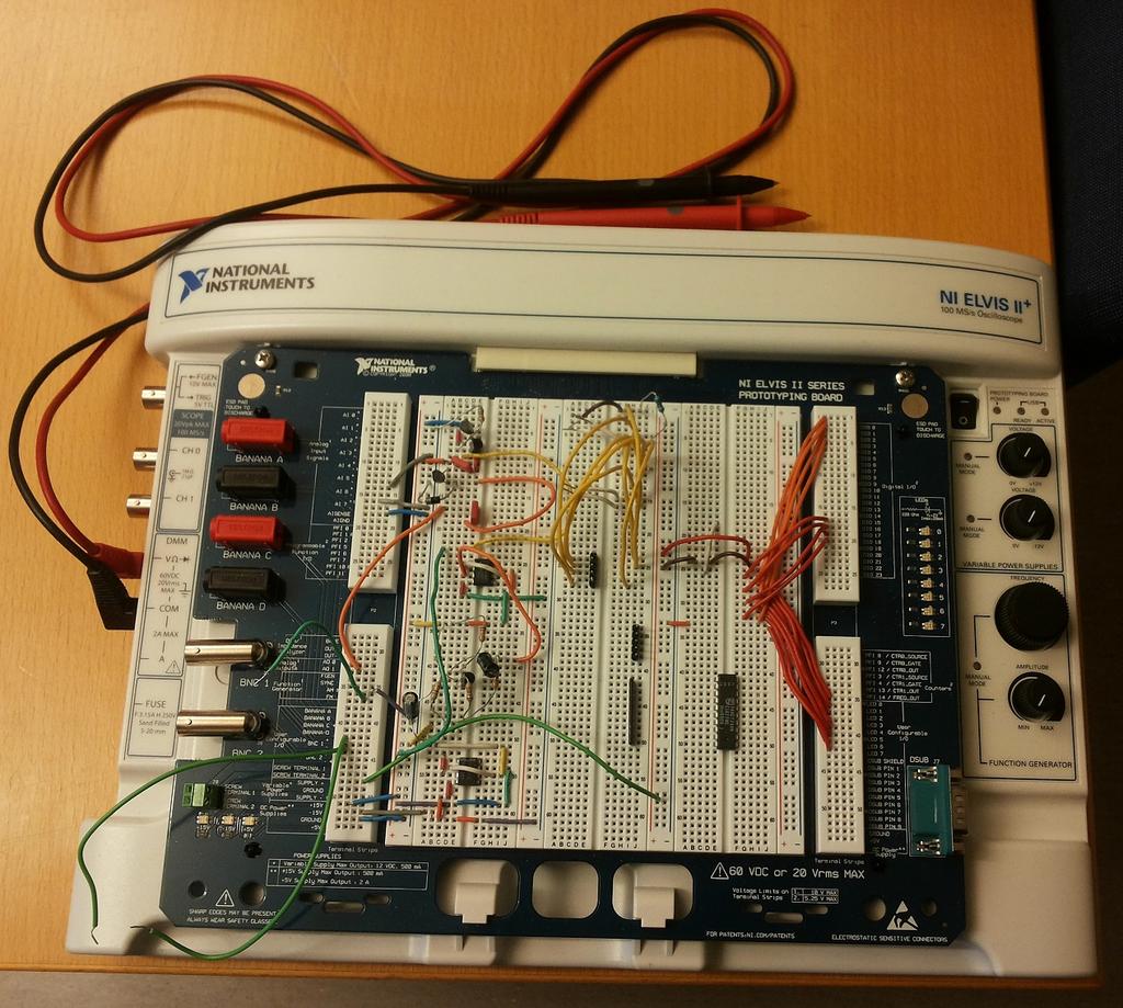 Figur 1.2: ELVIS II med elektronik uppkopplad. Det färdiga kortet är tänkt att kunna användas i laborationsmomenten i kurser inom effektelektronik.