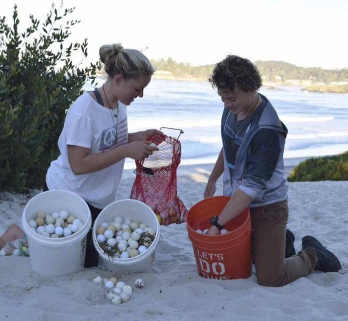 Tillsammans med sin 84-åriga granne började han städa stranden och deras arbete blev snart den största strandstädningen i hela världen! Afroz kunde se sanden igen!