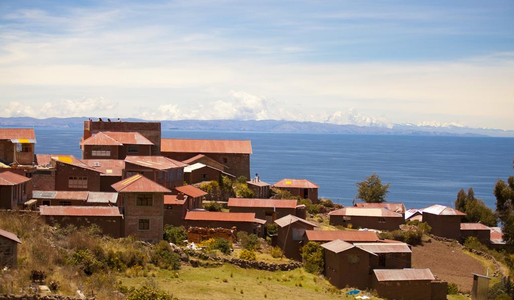 Dag 8 Puno till Amantani Idag påbörjar vi vår båt tur på Titicaca sjö den högsta kommersiellt segelbara sjön i världen, mot ön Amantani.