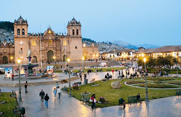 Vår guide berättar om katedralens historia och arkitektur samt om den angränsandemen mindre katedralen Iglesia del Triunfo som var den kristna kyrkan i Cusco.