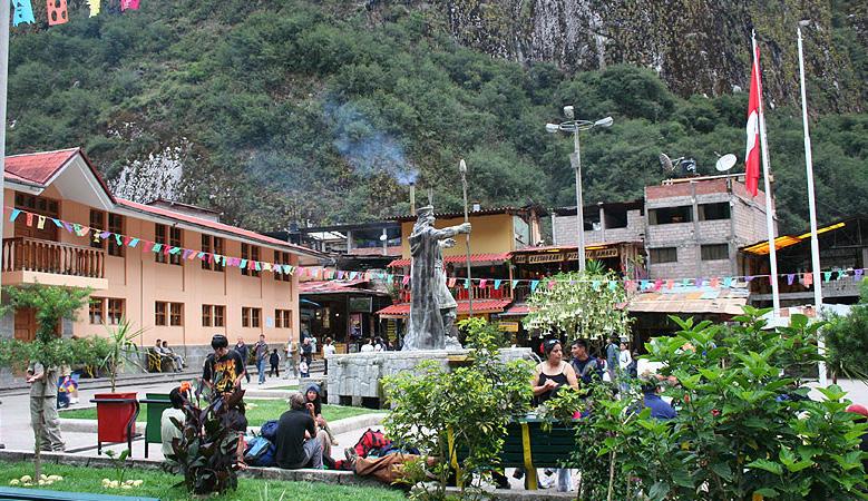 Vårt första stopp blir vid marknaden i Pisac, som vaktas av en imponerande Inka fästning. Efter lunch fortsätter vi mot Ollantaytambo.