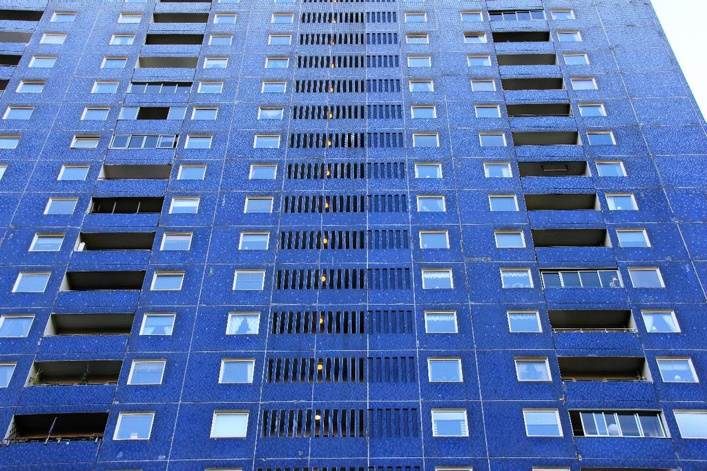 Sida: 9 (68) 1 INLEDNING I detta kapitel beskrivs bakgrunden till projektet och kortfattat om den standard som finns för dimensionering av system för trycksättning av trapphus.