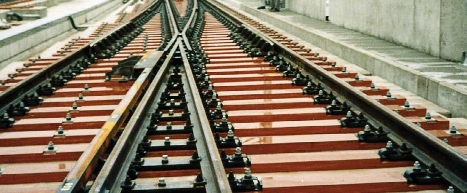 Växel på ballastfritt spår, fastskruvad, på gummifötter Järnvägsväxlar FFU-sliprar kännetecknas av god flexibilitet, betydligt längre livslängd, god resistans och kemisk hållfasthet och kan därför