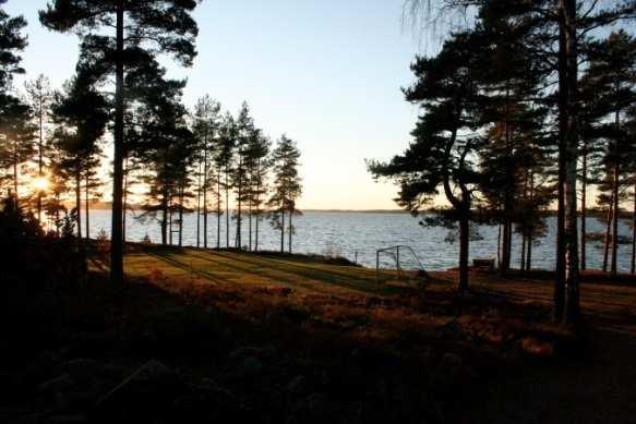 Det fortsätter en stig längs stranden mellan Björstorp och Markaviken och hela strandområdet i Markaviken är väl tillgängligt längs stranden.