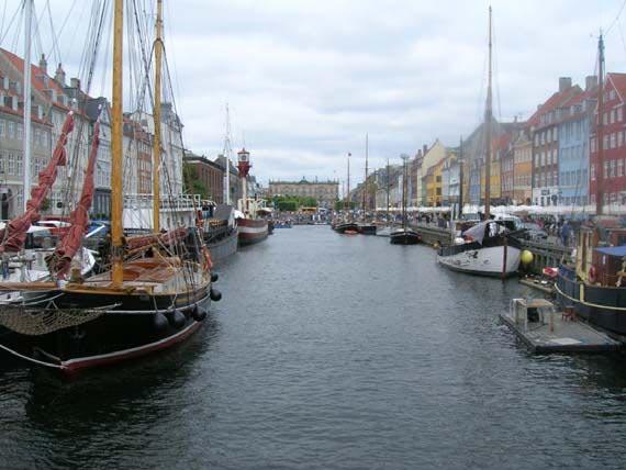 Köpenhamn Vi passerade Ven och hade denna fina ö som alternativ plats för midsommarfirande, vi var inne i hamnen och vände, det var dock fullt så vi vände ut igen och fortsatte vår färd i form av en
