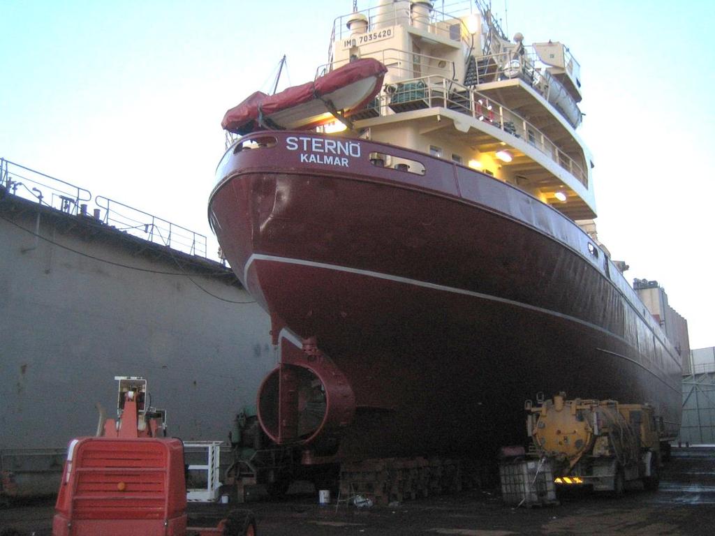 styrfunktion, beroende på antalet hydraulpumpar som aktiverades. Detta manövrerades från fartygets brygga. Figur 21. STERNÖs propeller med dysa. Bild: Fiducia Rederi AB. 1.12.