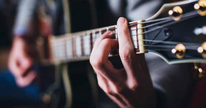 PROGRAMMET FÖR Estetiska verksamheter EVEST Filma, ta foto eller spela gitarr Finns på Olinsgymnasiet Här får du arbeta med konstnärliga uttryck.