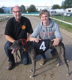 Pennys Esmeralda, efter seger i Cindy Rose Tiktrofé kvallopp, på 32.74, Mats och Mårten Wicander, SHS. till den lilla fina tiken Pennys Esmeralda, 32.74, Åsa Wicander, SHS, tvåa Vittra, 33.
