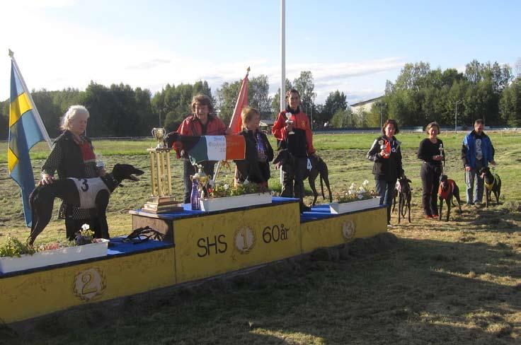 Svenskt Greyhound Derby, finalen. Fr. v. tvåa By By Mary Fly, 32.89, My Leffler, SHS, etta Sorrento, 32.89, Mona Augustsson, SHS, trea Miss Li, 32.