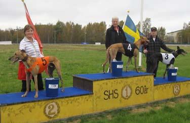 håller undan till vinst på 32.83, för Åsa Wicander, SHS, alldeles före mål går Braka om till andraplatsen, 32.87, My Leffler, SHS, trea blir Smala Sussie en hundradel efter, Mikael Lundberg, VHS.