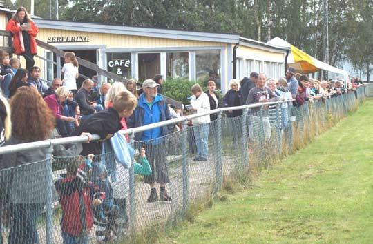 Familjedag på Åkers Kanal en publiksuccé! Lördagen den 23/8. Ca 400 besökare trängdes på publikplatserna & i caféet. Det fikades, spelades & hejades på hundar.