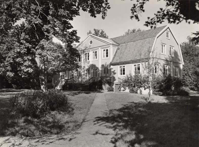 Rosenholm-Silletorp samt Bubbetorp under 1700- och 1800-talen Redan i början av 1700-talet förvärvar borgare, ämbetsmän och officerare i Karlskrona gårdar i Silletorps by, vars läge i stadens