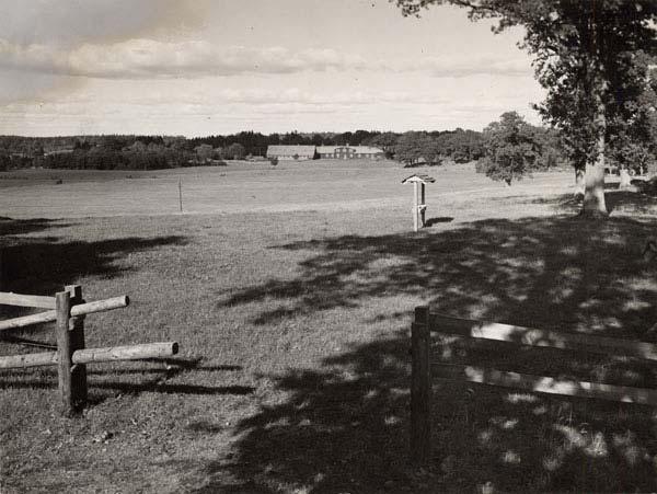Rosenholm. Det militära övningsfältet. Foto omkring 1930 Vid den fältrekognoscering, som genomförts i samband med utredningen har några områden med fossil odlingsmark registrerats i södra delen av UO.