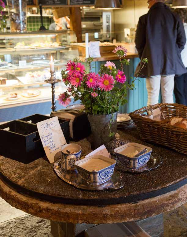 CAFÉER PÅ KINNEKULLE = Caféer som endast har öppet på sommaren Utsiktens Kaffestuga Utsiktsplatsen Kinnekulle, Hällekis 070-261 68 46 Här har du fantastisk utsikt över Vänern,