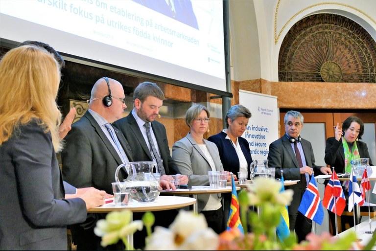 NYANLÄNDA INVANDRARKVINNOR - MER ÄN BARA ARBETSMARKNADSPROJEKT? Den danska policyn med språkträning på arbetsplatsen visar sig fungera väl i Danmark.