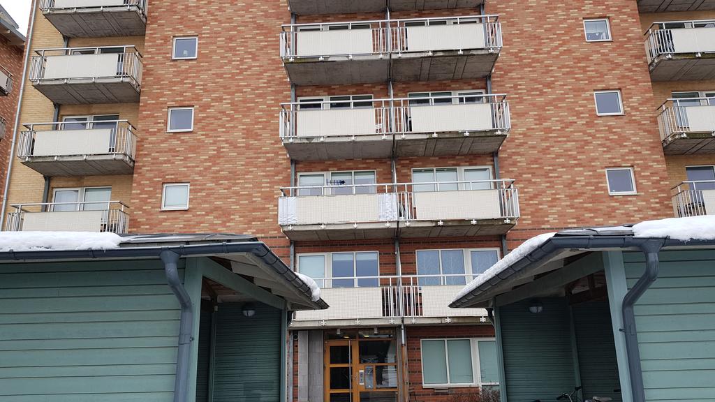 TRAFIKBULLER Mätningen har utförts i en lägenhet i det befintliga huset vid Kurortsvägen 2 på plan 3 vilken vetter mot Järnvägenspåren (se figur 1) på ett sätt som överensstämmer med NT ACOU 098: