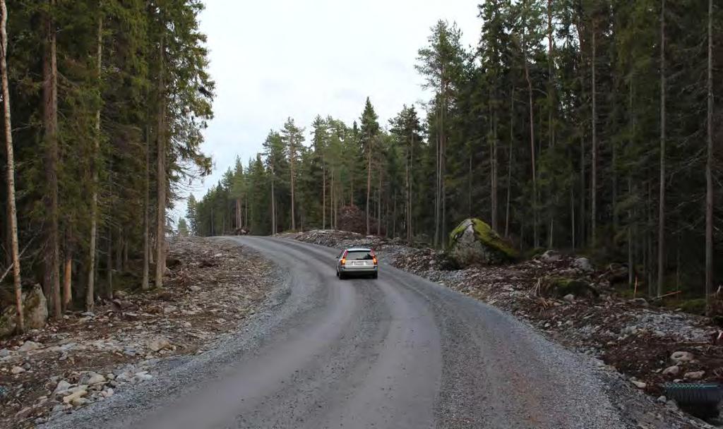 I mån av möjlighet utnyttjar man det befintliga nätverket av skogsbilvägar och förstärker dem efter behov. För att klara specialtransporterna skall vägytan vara ca 5 m bred.