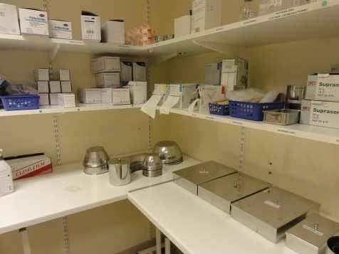 Flergångsinstrument och skålar (höggradigt rena) Förvaras i skåp med stängda dörrar, alternativ i rena förråd med stängd dörr, på