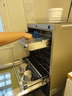 Efter diskdesinfektion Desinfektera en avställningsyta med alkoholbaserat desinfektionsmedel Öppna luckan Desinfektera händerna Kontrollera diskresultatet, eventuellt i