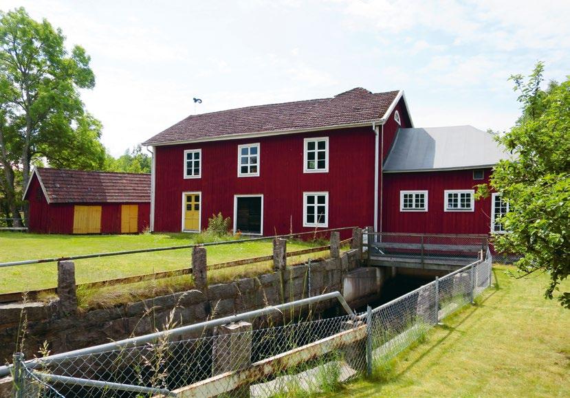 Kvarnägarens bostad. Kvarnen och kraftstationen. 12. Kvarn och kraftstation Kvarnbyggnaden byggdes gemensamt av de tre byarna Fröjdekulla, Medelhult och Lindehult. Den stod klar 1857.