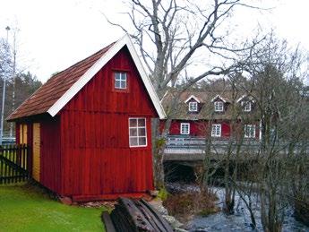 Bröderna var dock inte själva mjölnare utan arrenderade ut kvarnen. Därför finns i anslutning till kvarnen två gulmålade bostadshus.