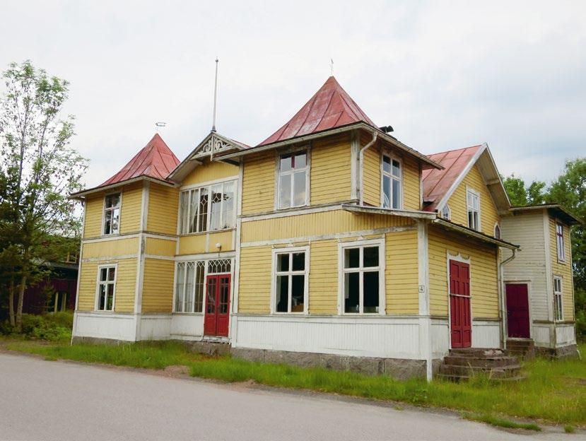 Idag är det inklätt med mexitegel och brädpanel men snickarglädjen på gaveln avslöjar att det ändå är ett äldre hus.