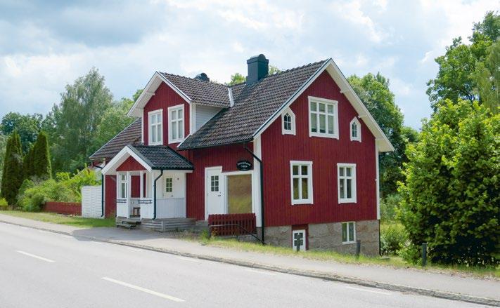 Alsterbro var egen kommun till 1968 då man införlivades med Nybro stad som från 1971 blev Nybro kommun. Kommunhuset i Alsterbro fick istället andra funktioner.