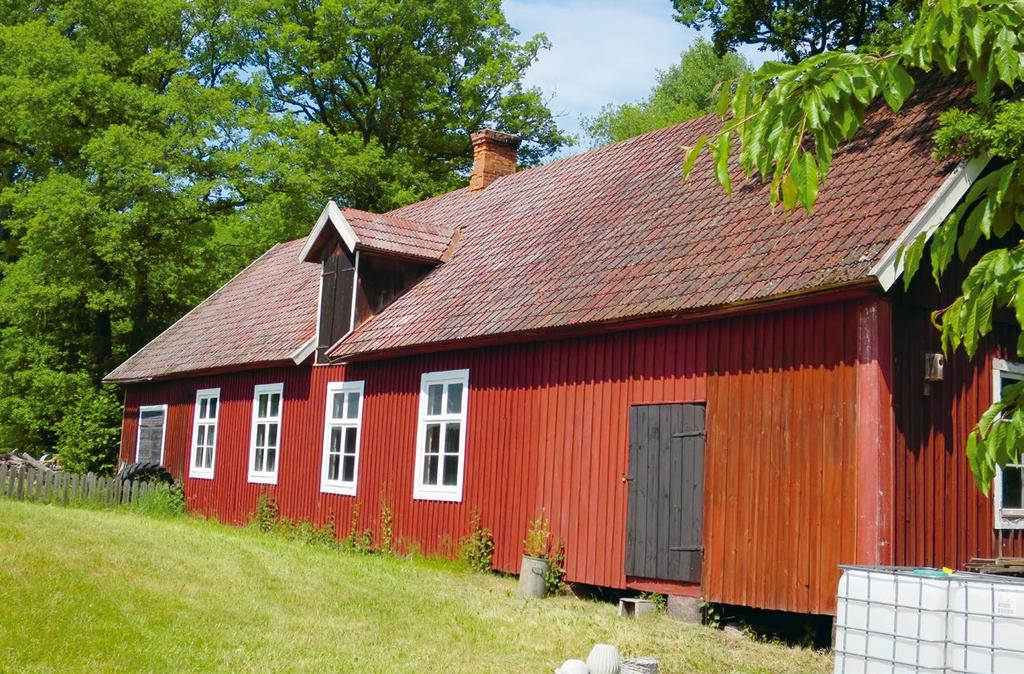 4. Magasin, lådbod och sliperi Detta var ett av glasbrukets lager. Här packades det glas som skulle skickas i väg. Liksom andra glasbruk hade man sitt eget lådsnickeri där måttanpassade lådor byggdes.