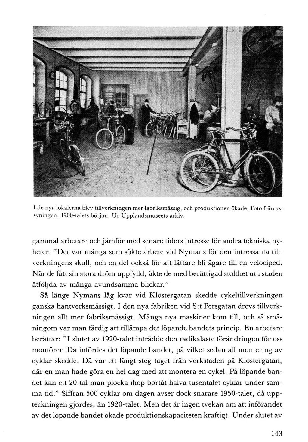 I de nya lokalerna blev tillverkningen mer fabriksmässig, och produktionen ökade. Foto från avsyningen, 1900-talets början. Ur Upplandsmuseets arkiv.