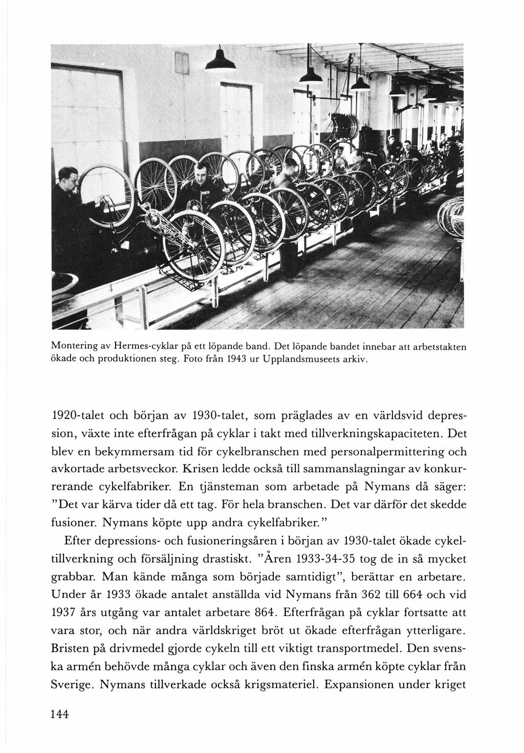 Montering av Hermes-cyklar på ett löpande band. Det löpande bandet innebar att arbetstakten ökade och produktionen steg. Foto från 1943 ur Upplandsmuseets a rkiv.