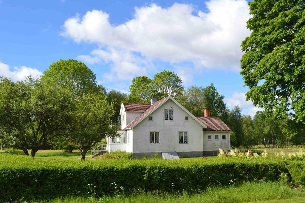 Skog i huggningsklasserna S1/S2 om ca 3 000 m3sk. Åker och bete ca 6 ha. Jakt och Fiskerätt. Visning fredagen 8 september, kl.
