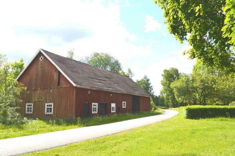 Egen brunn (grävd). Enskilt avlopp, tvåkammarbrunn. Fiber är anslutet till huset. Energideklaration är utförd 2017-07-13. Energi klass G.