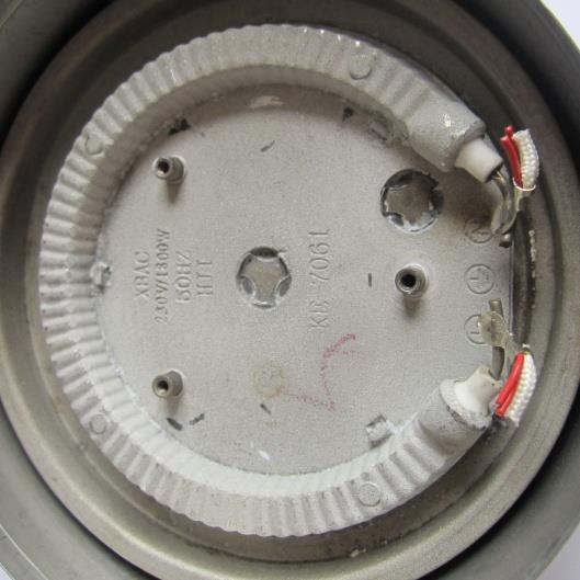 Bilden visar värmeelementet i en vattenkokares botten. Motståndstråd är lindat i spiralform. Resistansen är 31.2 ohm och effektutvecklingen 1800 W vid 230 volts anslutning (matning).
