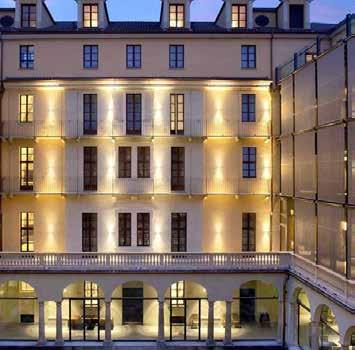 Hotell NH Carlina Hotel 4* Hotellet ligger vid ett charmigt torg i Turins