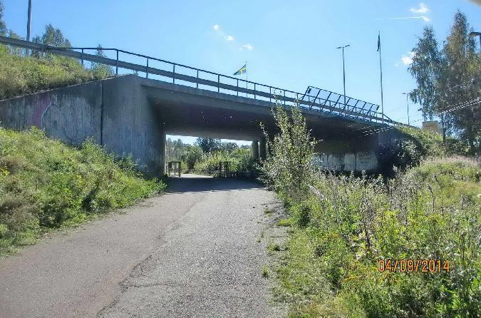 Figur 6 Bro 20-869-1 gång- och cykelväg km 4/600. Bro 20-236-1 är byggd 1977 och är en 2-leds plattram i två spann, se Figur 7.