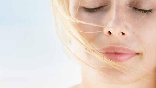 128 Dr.Hauschka Med Lips Med naturens kraft. Huden på läpparna behöver framför allt när den bildas och läker extra vård och skydd. Labimint Acute Lip Care vara till hjälp.